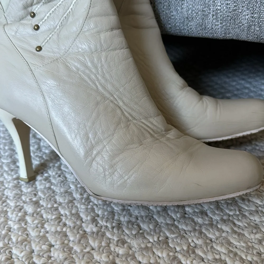 Over the knee leather boots embroidered
